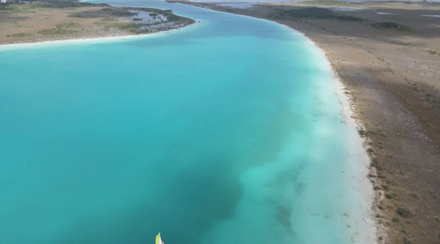 Planea tu viaje a Bacalar Embárcate En Un Paseo En Velero Por La Laguna De Bacalar Y Descubre La Belleza De Este Paraíso Natural.